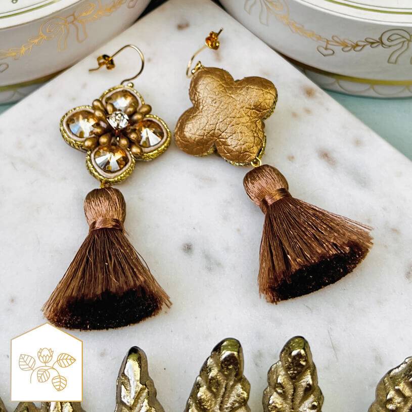 SchwesterSchwester Blüten-Soutache-Ohrhänger in Gold und Champagner mit brauner Quaste Muttertagsangebot