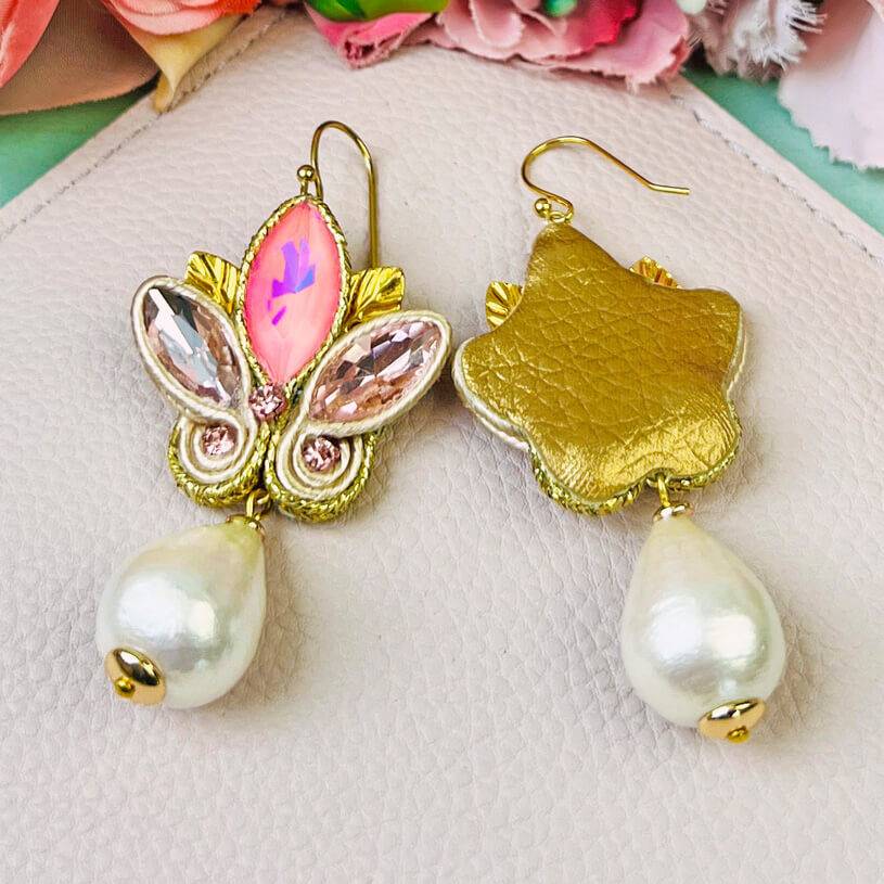 SchwesterSchwester Schöne Soutache-Ohrhänger in Rosa und zartem Gold mit Baumwolltropfen Valentinstagsangebot
