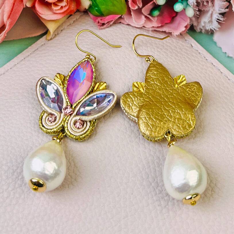 SchwesterSchwester Schöne Soutache-Ohrhänger in Flieder und Gold mit Baumwolltropfen Lagerräumung