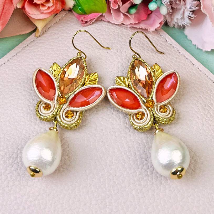 SchwesterSchwester Schöne Soutache-Ohrhänger in Gold und koralligem Pink mit Baumwolltropfen Online Outlet