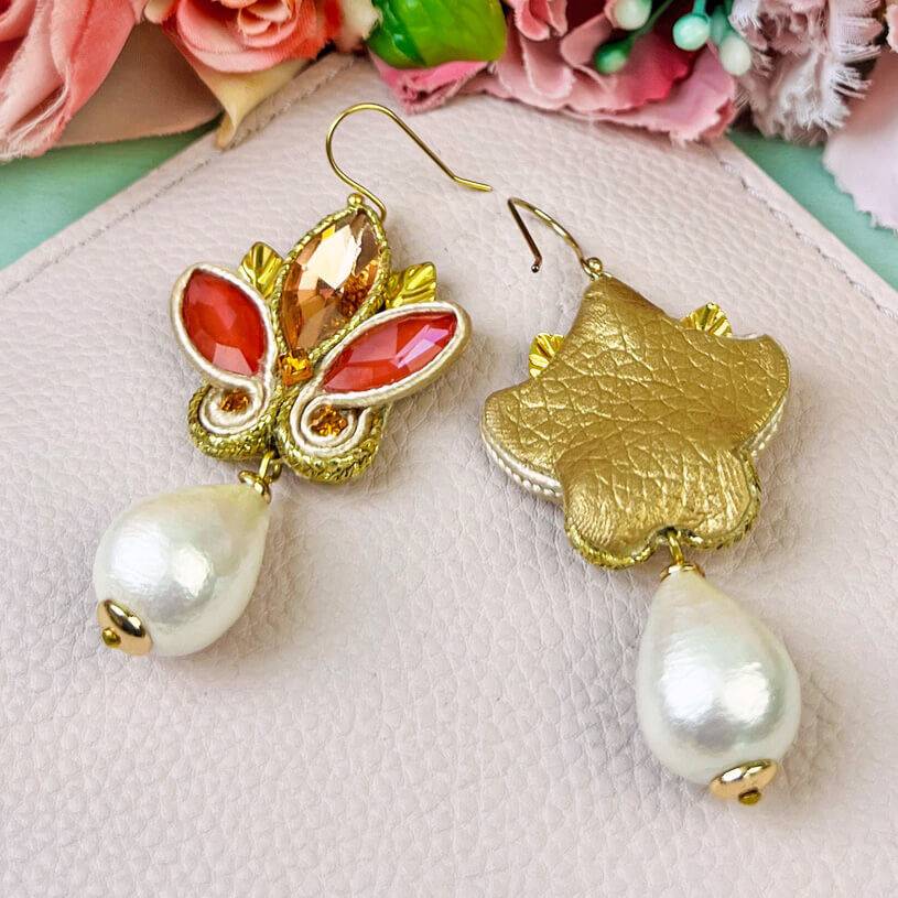 SchwesterSchwester Schöne Soutache-Ohrhänger in Gold und koralligem Pink mit Baumwolltropfen Online Outlet