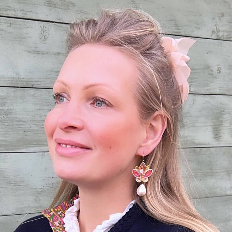 SchwesterSchwester Schöne Soutache-Ohrhänger in Gold und koralligem Pink mit Baumwolltropfen Online Outlet