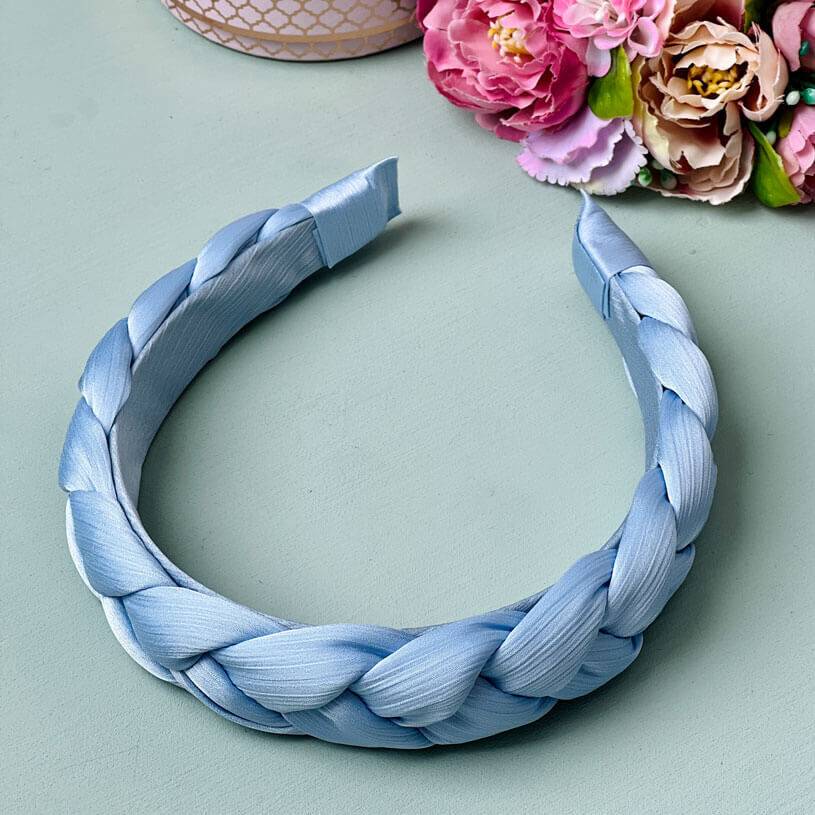 SchwesterSchwester Breiter geflochtener Satin-Haarreif in zartem Hellblau Blitzangebot