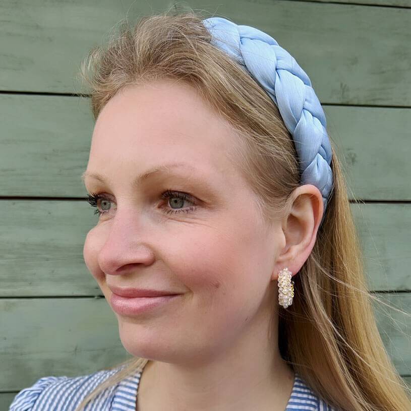 SchwesterSchwester Breiter geflochtener Satin-Haarreif in zartem Hellblau Blitzangebot