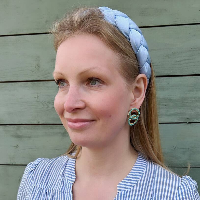 SchwesterSchwester Breiter geflochtener Satin-Haarreif in zartem Hellblau Blitzangebot