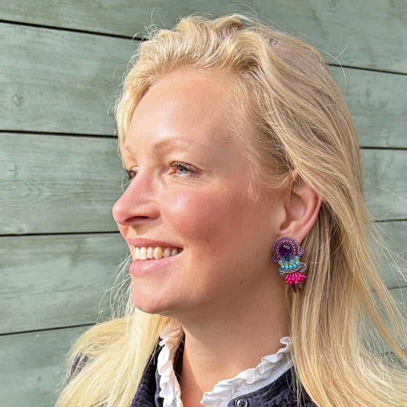 SchwesterSchwester Vorbestellbar - Kunstvolle Soutache-Ohrringe in Violett, Blau und Pink Bis zu 60% Rabatt