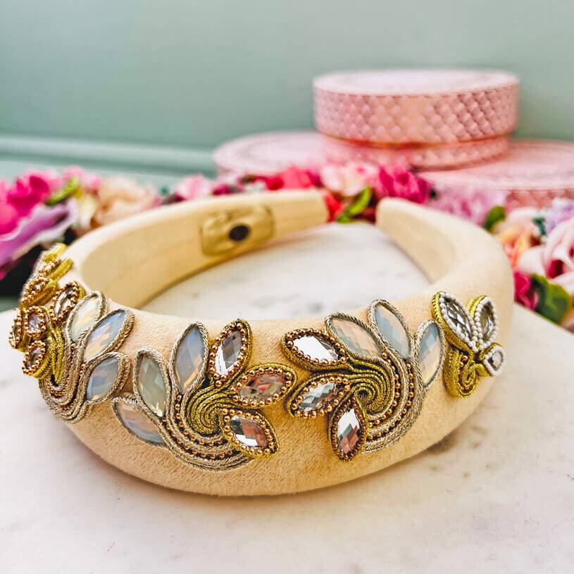 SchwesterSchwester Stoff-Haarreif in Creme mit Soutache-Applikationen in Champagner und Gold Fabrikladen