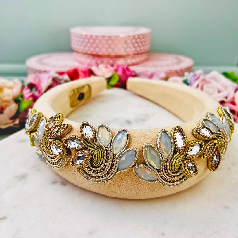 SchwesterSchwester Stoff-Haarreif in Creme mit Soutache-Applikationen in Champagner und Gold Fabrikladen