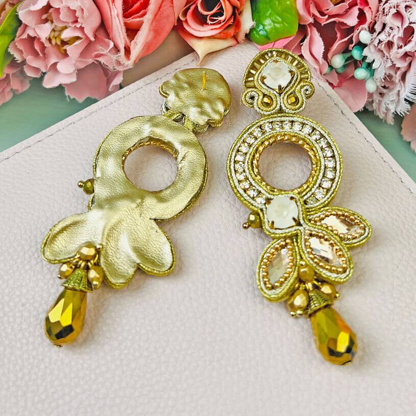 SchwesterSchwester Opulente Soutache-Ohrringe in Gold und Champagner Begrenzt auf 3 Tage