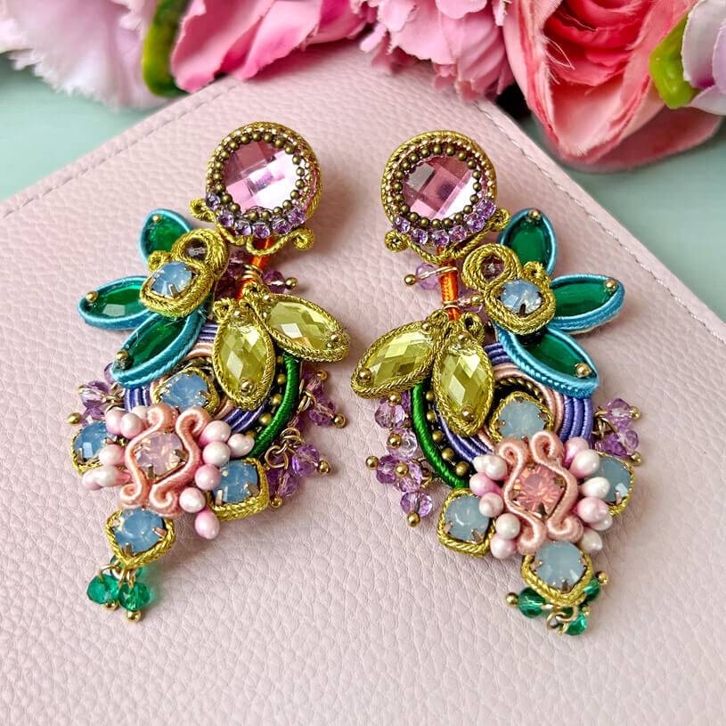 SchwesterSchwester Set aus Soutache-Ohrringen in pastelligen Farben und Satin-Haarreif in Hellblau 50% Rabatt für begrenzte Zeit