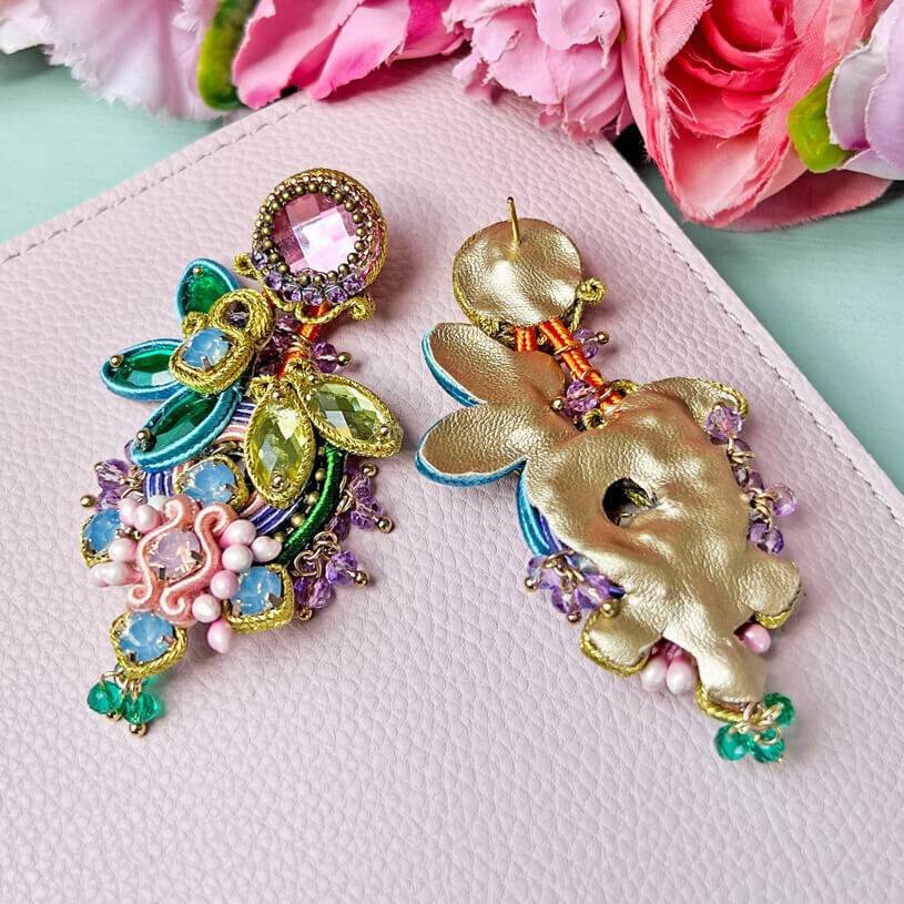 SchwesterSchwester Set aus Soutache-Ohrringen in pastelligen Farben und Satin-Haarreif in Hellblau 50% Rabatt für begrenzte Zeit