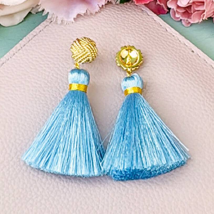 SchwesterSchwester Vergoldete Knoten-Ohrstecker mit hellblauer Quaste Hotsell