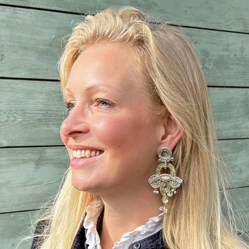 SchwesterSchwester Vorbestellbar - Geschwungene Soutache-Ohrstecker in Champagner Fabrikpreis
