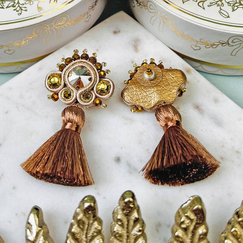 SchwesterSchwester Soutache-Ohrringe in Champagner und Gold mit brauner Quaste Großer Ausverkauf