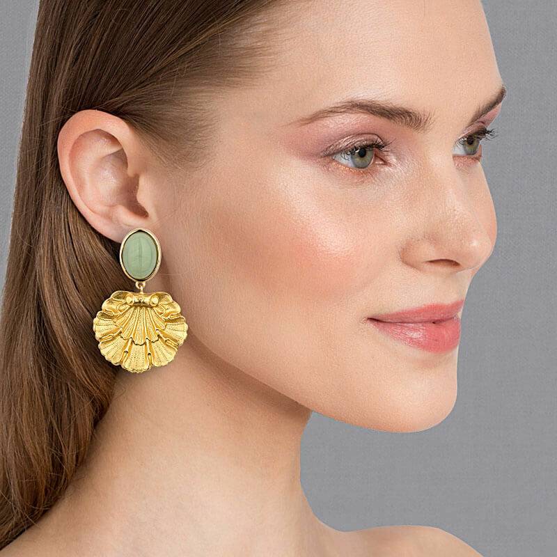 SchwesterSchwester Vergoldete Ohrstecker in Jadegrün mit vergoldetem Muschelornament von AmuseToi Flash Sale