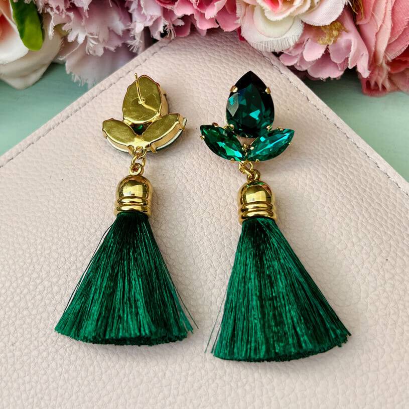 SchwesterSchwester Glitzernde Ohrstecker in Dunkelgrün mit edler Quaste von AmuseToi Preisnachlass