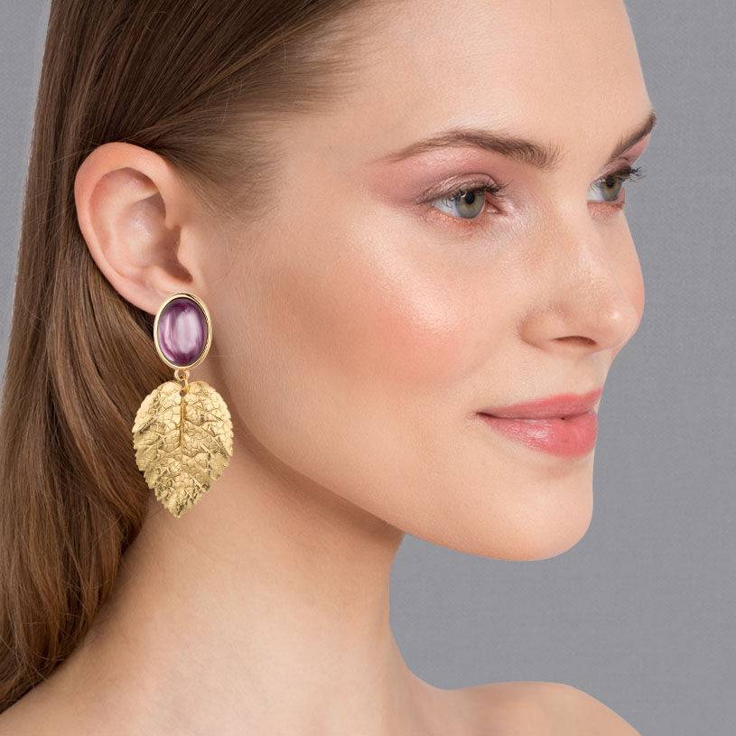 SchwesterSchwester Amethystfarbene Ohrstecker mit goldenem Blatt von AmuseToi Osterangebot