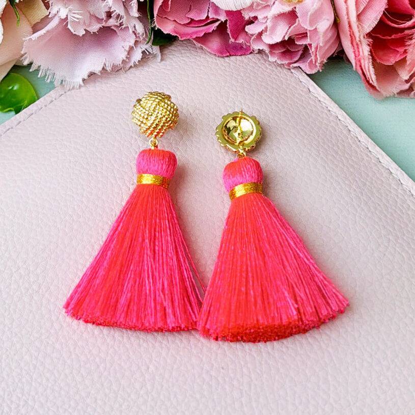 SchwesterSchwester Vergoldete Knoten-Ohrstecker mit neonpinker Quaste Online Outlet