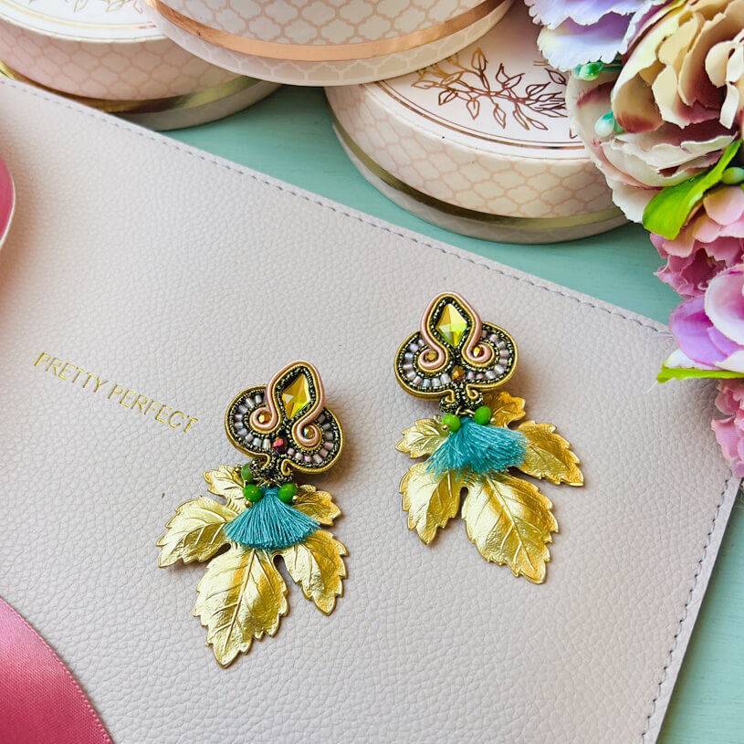 SchwesterSchwester Rosafarbene Soutache-Ohrstecker kleinen hellblauen Quasten und goldenen Blättern Neuheiten