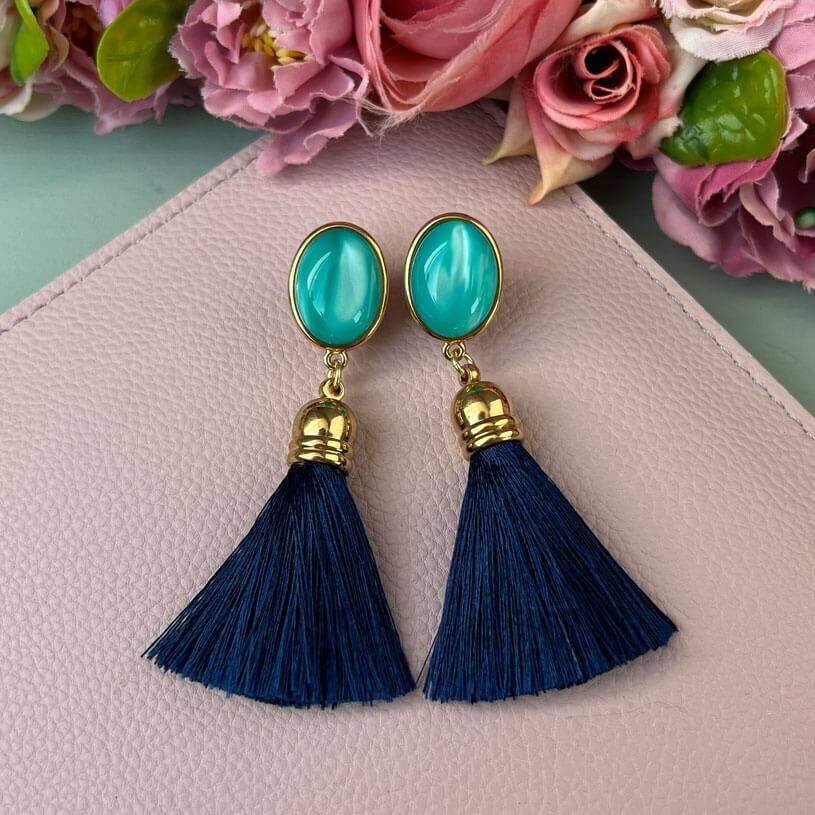 SchwesterSchwester Vergoldete Ohrstecker in Türkis mit Quaste in Marineblau von AmuseToi Letzte 2 Tage