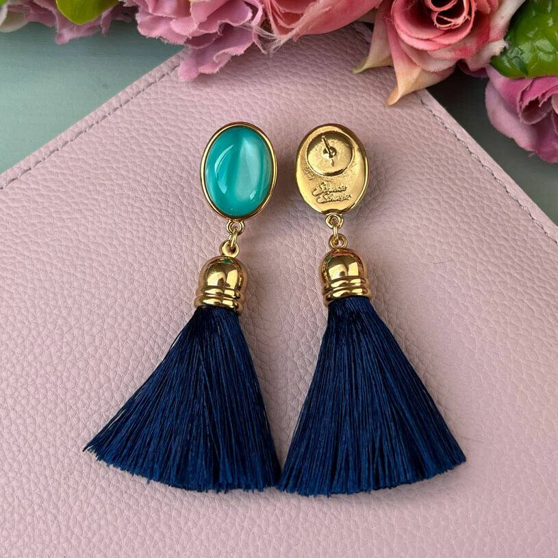 SchwesterSchwester Vergoldete Ohrstecker in Türkis mit Quaste in Marineblau von AmuseToi Letzte 2 Tage