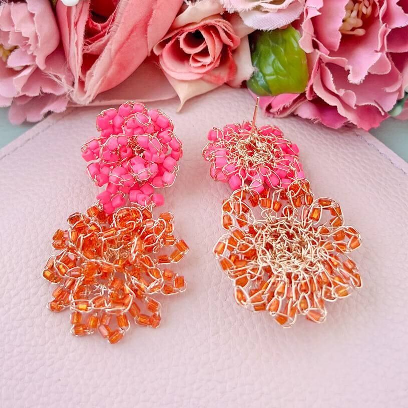 SchwesterSchwester Bunte Perlen-Ohrringe aus zwei Blüten in leuchtendem Pink und Orange Vierteljährliche Förderung