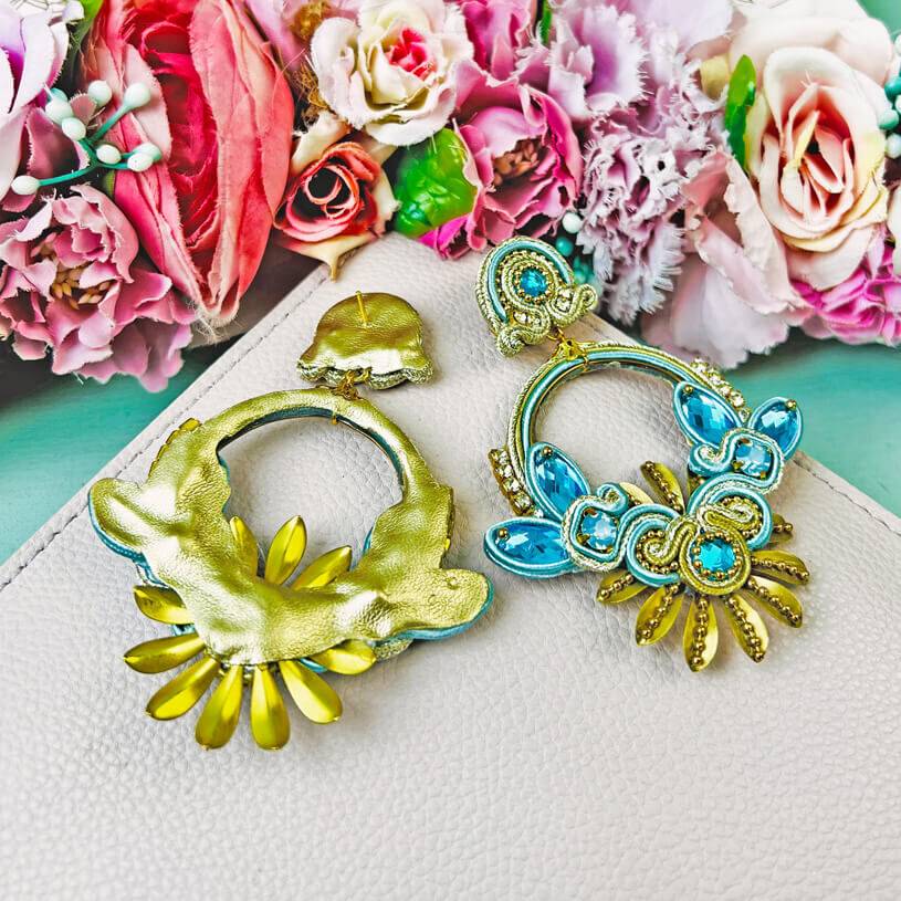 SchwesterSchwester Filigrane Soutache-Ohrringe in zarten Hellblautönen mit Gold Bis zu 55% Rabatt