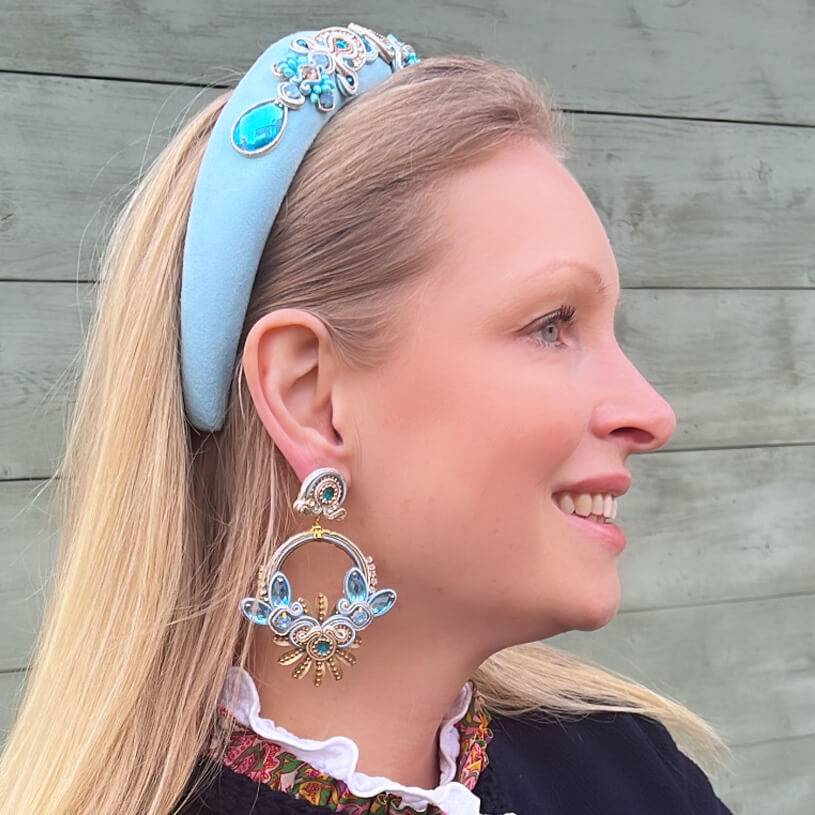 SchwesterSchwester Filigrane Soutache-Ohrringe in zarten Hellblautönen mit Gold Bis zu 55% Rabatt