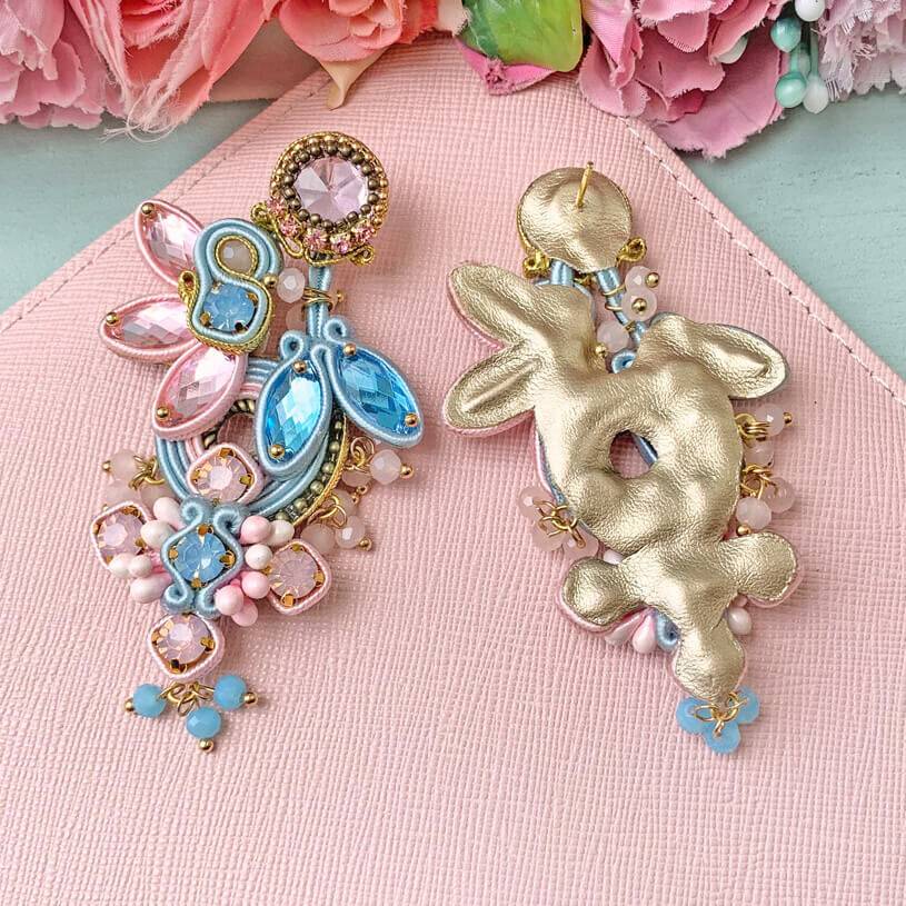 SchwesterSchwester Große Soutache-Ohrringe in Zartrosa und Zartblau Nur noch ein Tag übrig