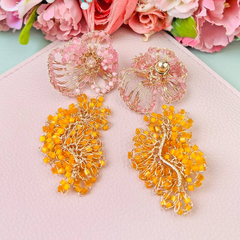 SchwesterSchwester Bunte florale Ohrringe aus Perlen in Pink und Orange Begrenzt auf 3 Tage