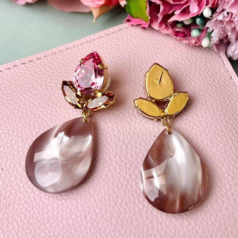SchwesterSchwester Funkelnde Ohrstecker in Rosa mit großem Tropfen in Beige Black Friday Preise