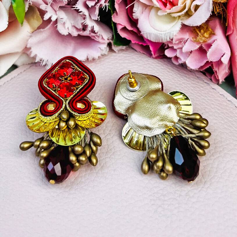 SchwesterSchwester Schöne festliche Soutache-Ohrringe in Rot und Gold mit dunkelrotem Tropfen 50% Rabatt für begrenzte Zeit