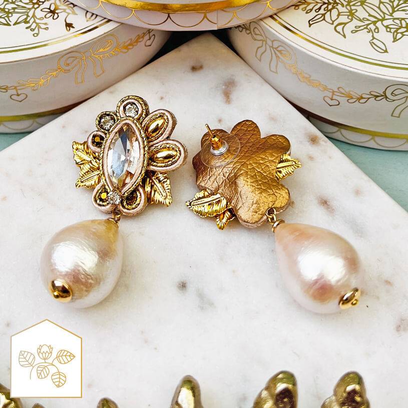 SchwesterSchwester Raffinierte Soutache-Ohrstecker in Gold und Champagner mit Baumwolltropfen Verkauf