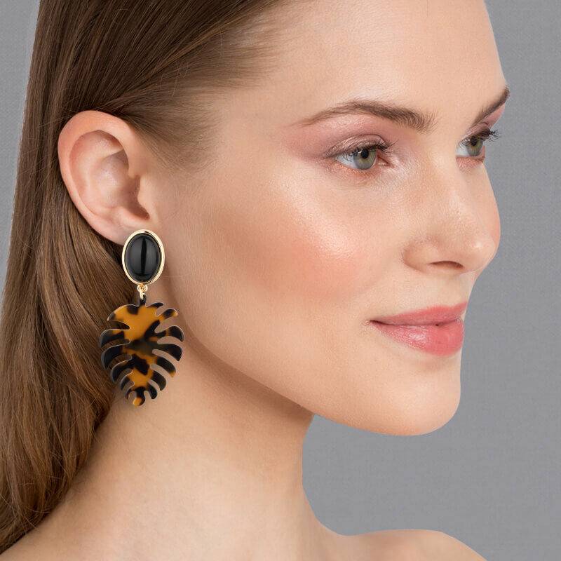 SchwesterSchwester Schwarze Ohrstecker mit schildpattfarbenem Monstera-Blatt von AmuseToi Schlussverkauf