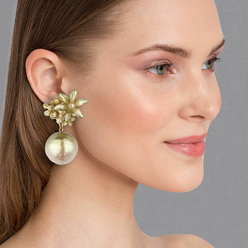 SchwesterSchwester Lindgrüne Blüten-Ohrstecker mit federleichter Baumwollkugel Flash Sale