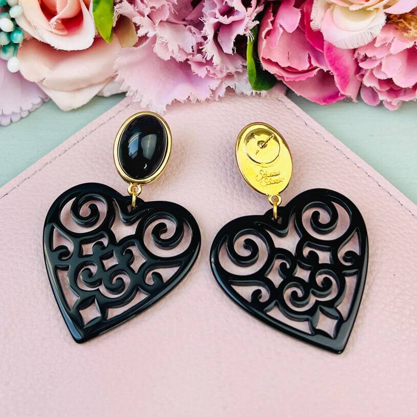 SchwesterSchwester Schöne Ohrringe in schimmerndem Schwarz mit Herz-Ornamenten von AmuseToi Online Shopping