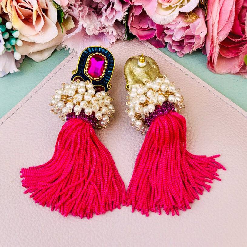 SchwesterSchwester Auffällige Soutache-Quastenohrringe in Pink und Dunkelbau Weihnachtsangebot