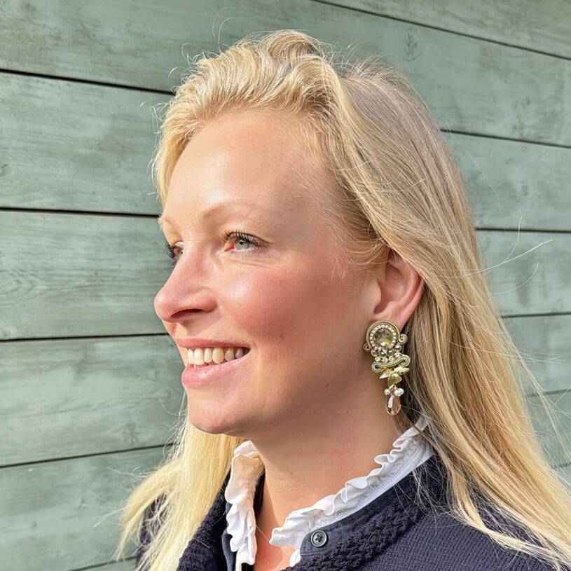 SchwesterSchwester Vorbestellbar - Zeitlose Soutache-Ohrstecker in Gold und Champagnertönen Muttertagsangebot