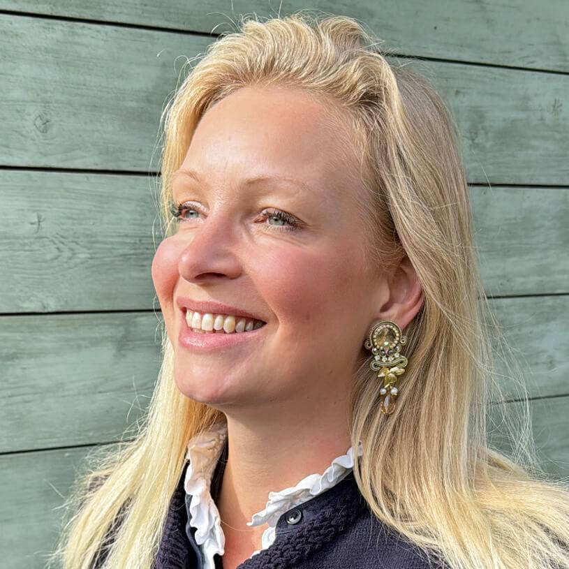 SchwesterSchwester Vorbestellbar - Zeitlose Soutache-Ohrstecker in Gold und Champagnertönen Muttertagsangebot