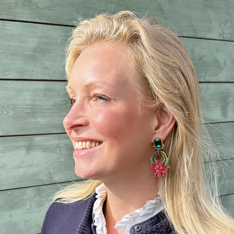 SchwesterSchwester Vorbestellbar - Raffinierte Blüten-Soutache-Ohrstecker in Grün und Rotpink Vatertagsangebot