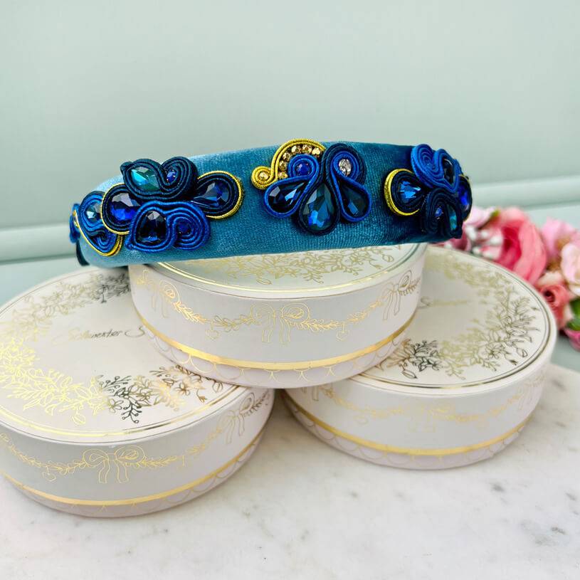 SchwesterSchwester Breiter Samt-Haarreif in Blau mit Soutache-Applikationen in Blau und Gold Jubiläumsangebot
