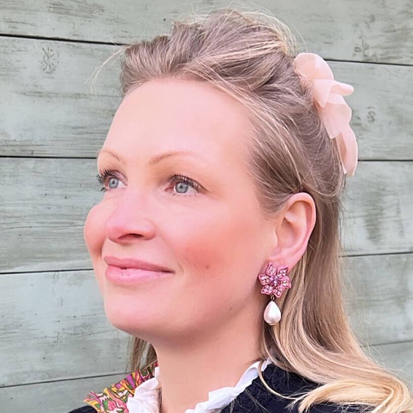 SchwesterSchwester Süße Blumen-Soutache-Ohrringe in Puderrosa mit kleinen Baumwolltropfen Große Rabatte
