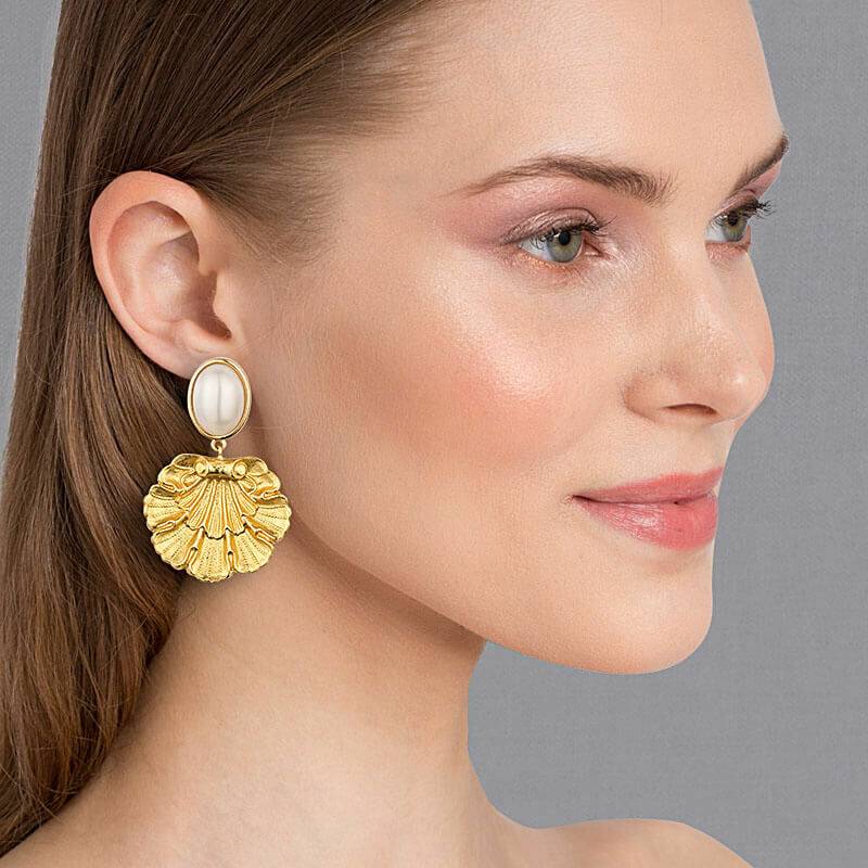 SchwesterSchwester Vergoldete Ohrstecker in Perlmuttfarben mit goldenem Muschelornament von AmuseToi Tägliche Deals