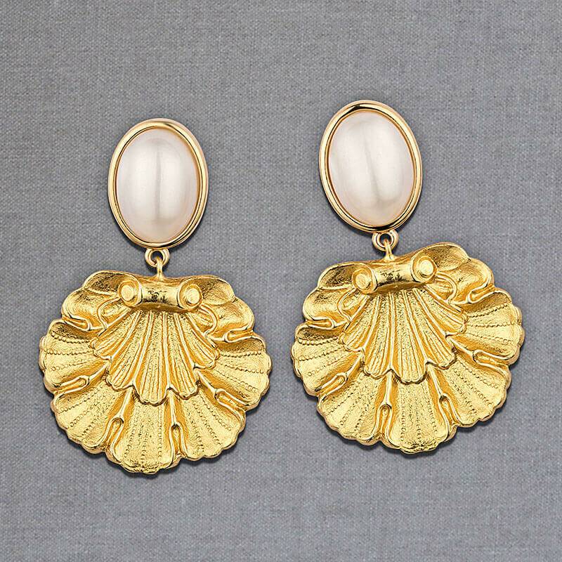 SchwesterSchwester Vergoldete Ohrstecker in Perlmuttfarben mit goldenem Muschelornament von AmuseToi Tägliche Deals