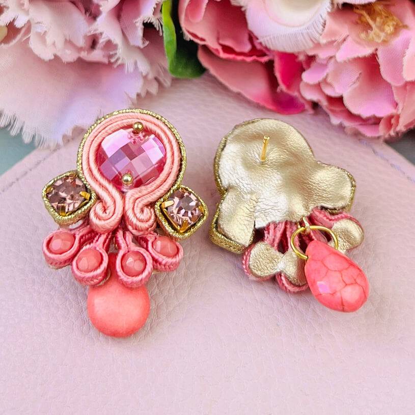 SchwesterSchwester Wunderschöne kleine Soutache Ohrstecker in Gold und Rosa Nur für heute