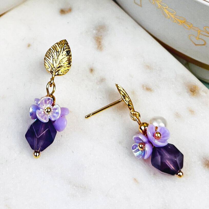 SchwesterSchwester Kleine vergoldete Ohrstecker in Blattform mit Blüten und Perle in Violett Bis zu 55% Rabatt
