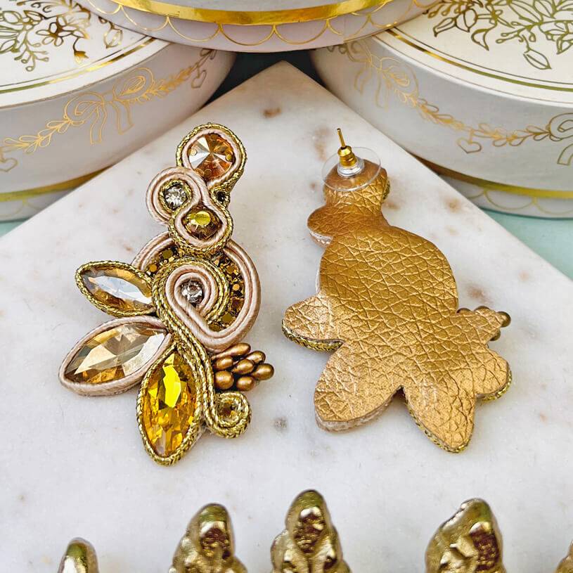 SchwesterSchwester Extravagante Soutache-Ohrstecker in Champagner und Gold Clearance-Verkauf