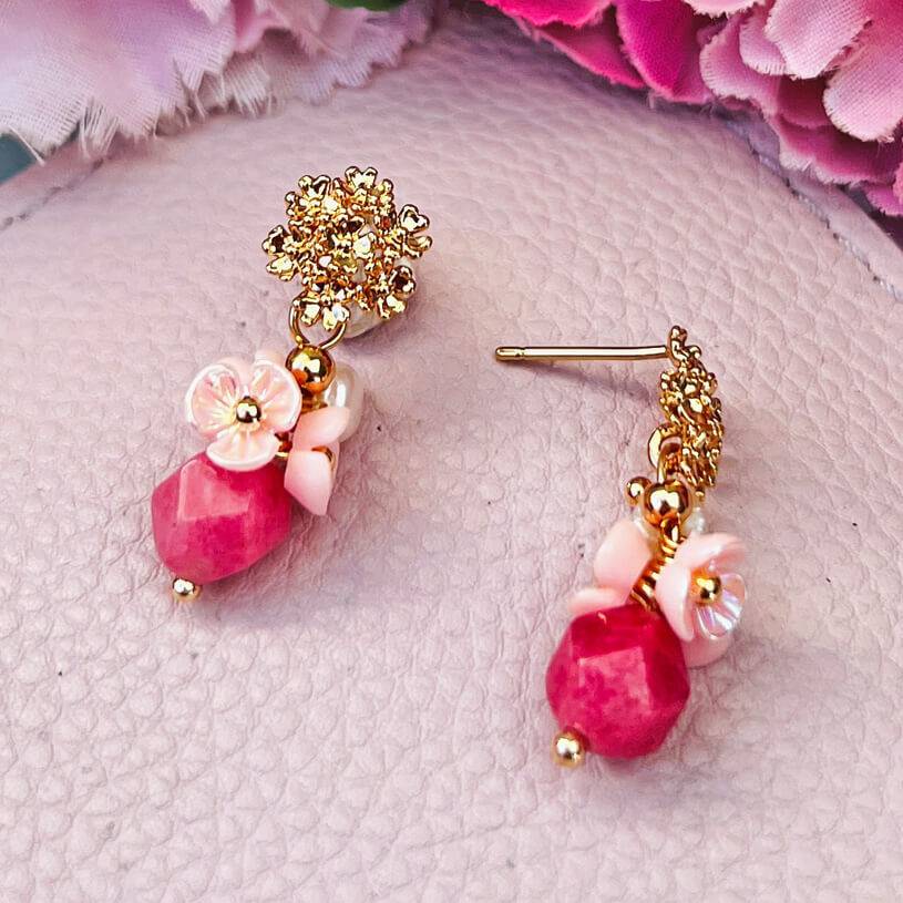 SchwesterSchwester Kleine vergoldete Ohrstecker mit Blüten und Perle in Rosa und Pink 50% Rabatt für begrenzte Zeit