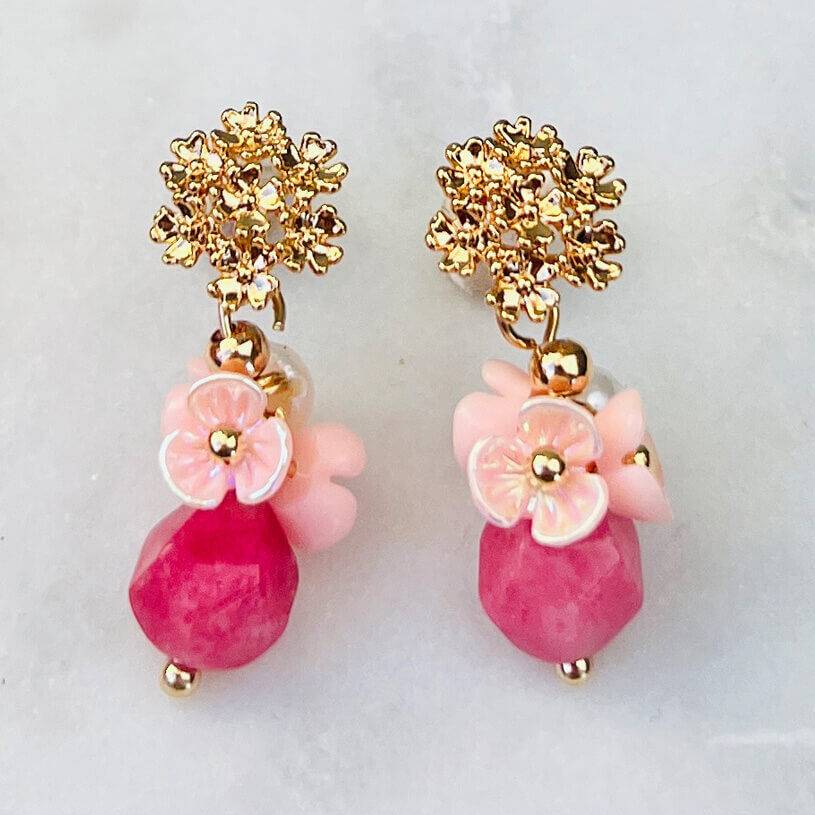 SchwesterSchwester Kleine vergoldete Ohrstecker mit Blüten und Perle in Rosa und Pink 50% Rabatt für begrenzte Zeit