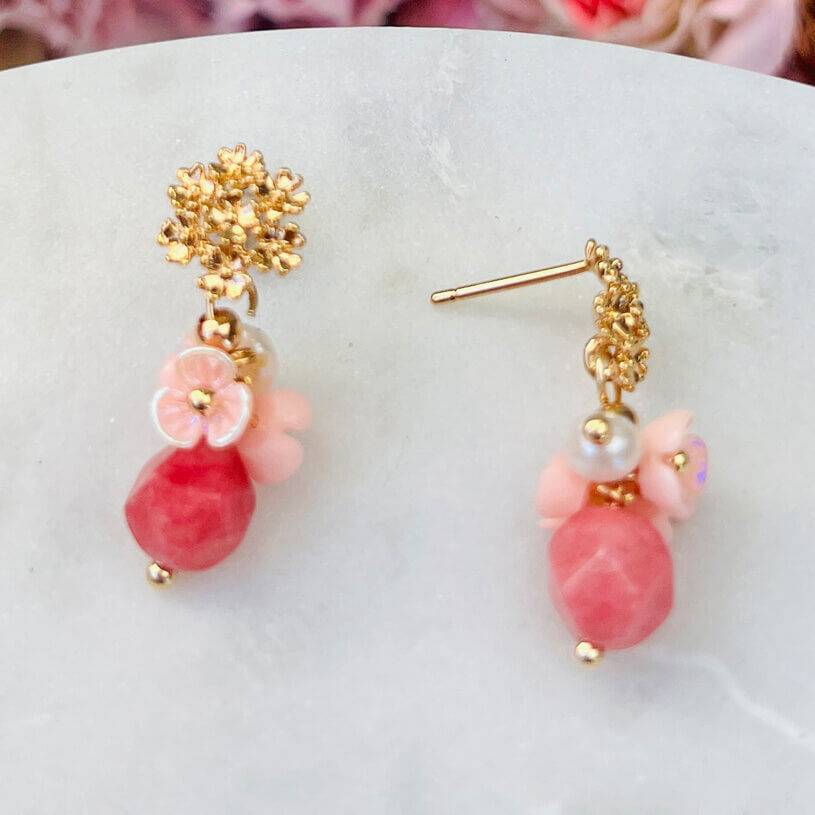 SchwesterSchwester Kleine vergoldete Ohrstecker mit Blüten und Perle in Rosa und Pink 50% Rabatt für begrenzte Zeit